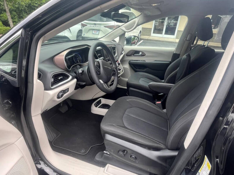2024 Chrysler Voyager LX
