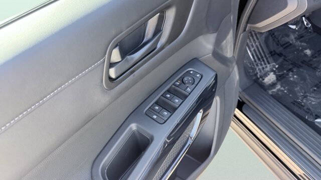 2025 Nissan Pathfinder S
