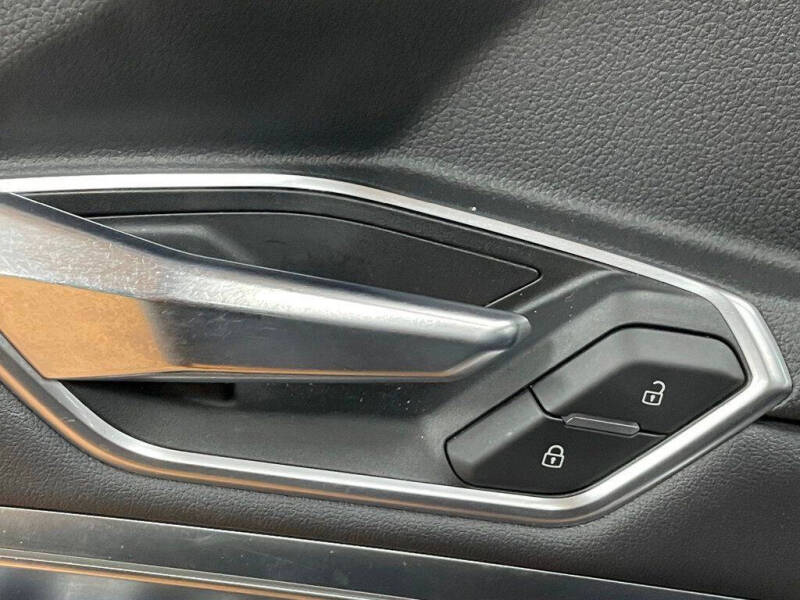 2022 Audi e-tron quattro Premium Plus