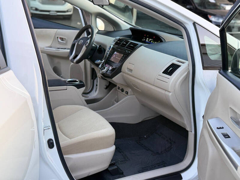 2013 Toyota Prius v Two