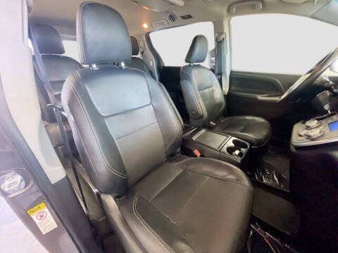 2017 Toyota Sienna SE Premium 8-Passenger