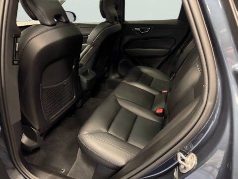 2024 Volvo XC60 B5 Core Dark Theme