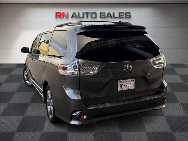 2011 Toyota Sienna SE 8-Passenger
