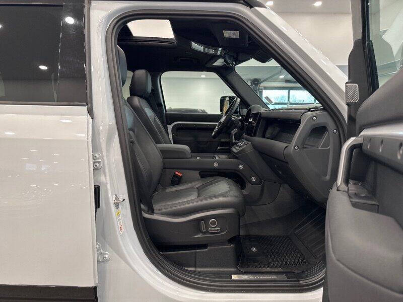 2023 Land Rover Defender 130 X-Dynamic SE