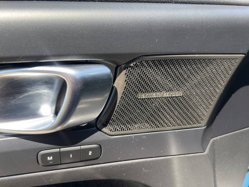 2023 Volvo XC40 B5 Plus Dark Theme