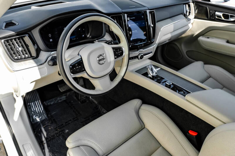 2023 Volvo XC60 B5 Ultimate Dark Theme