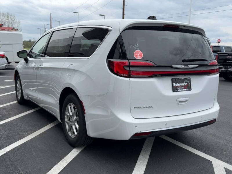 2025 Chrysler Pacifica Select