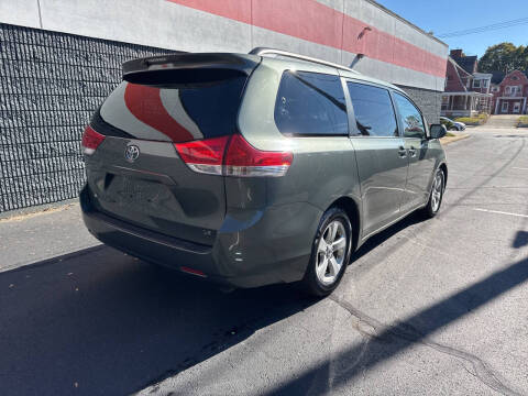 2014 Toyota Sienna LE 8-Passenger