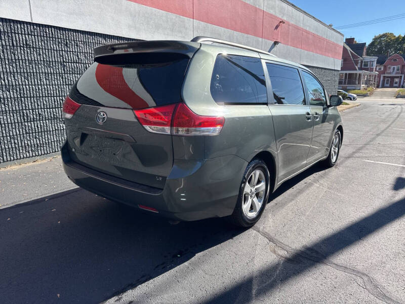 2014 Toyota Sienna LE 8-Passenger