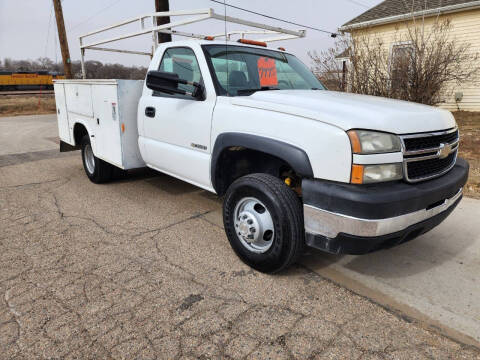 2006 Chevrolet Silverado 3500 for sale at J & J Auto Sales in Sioux City IA