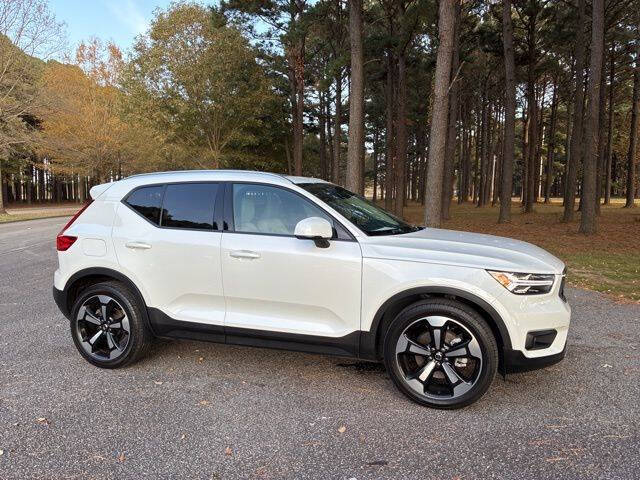 2022 Volvo XC40 T5 Momentum