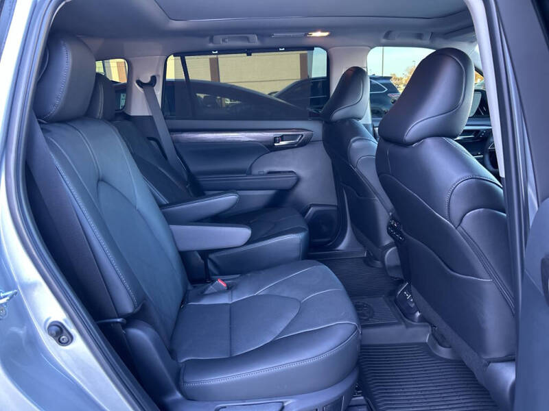 2025 Toyota Highlander Hybrid Platinum