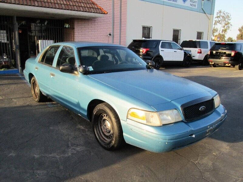 2002 Ford Crown Victoria null photo 2