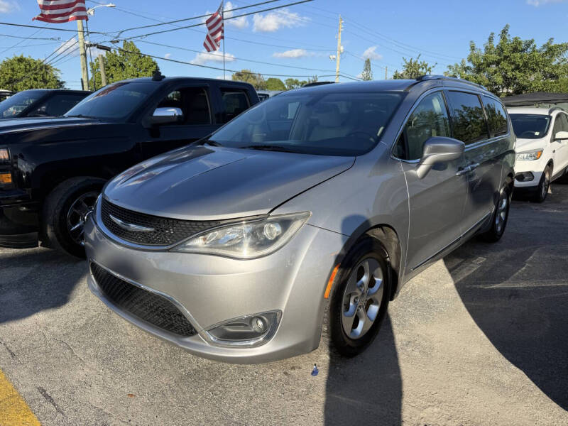 2017 Chrysler Pacifica Touring-L Plus