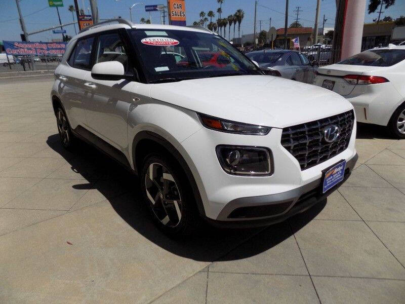 Off white 2025 Hyundai VENUE SEL SEL 4dr Crossover 1
