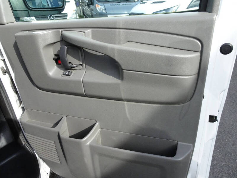 2014 Chevrolet Express Cargo Work Van - Photo 17