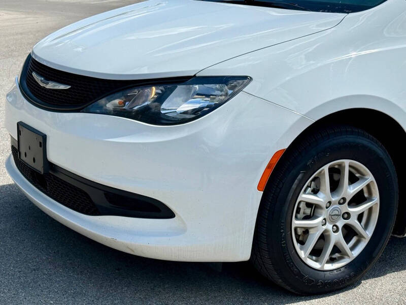 2022 Chrysler Voyager LX photo 4