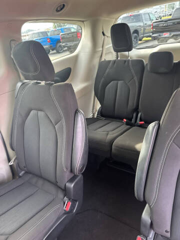 2022 Chrysler Voyager LX