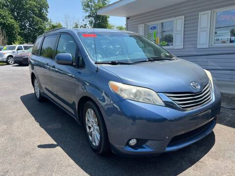 2013 Toyota Sienna for sale at HARNEY MOTORS in Gettysburg PA