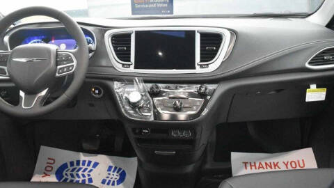 2025 Chrysler Pacifica Select