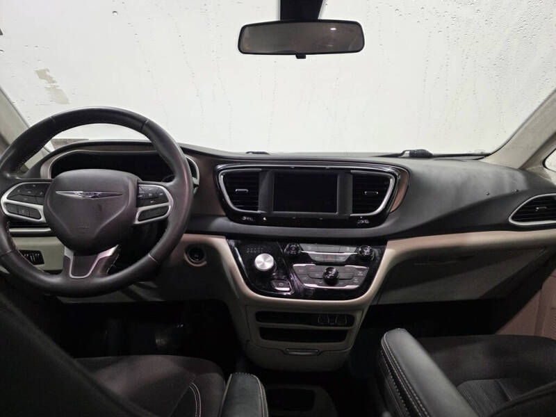 2022 Chrysler Voyager LX