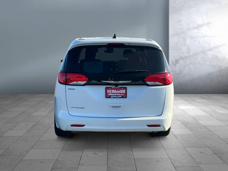 2024 Chrysler Voyager LX