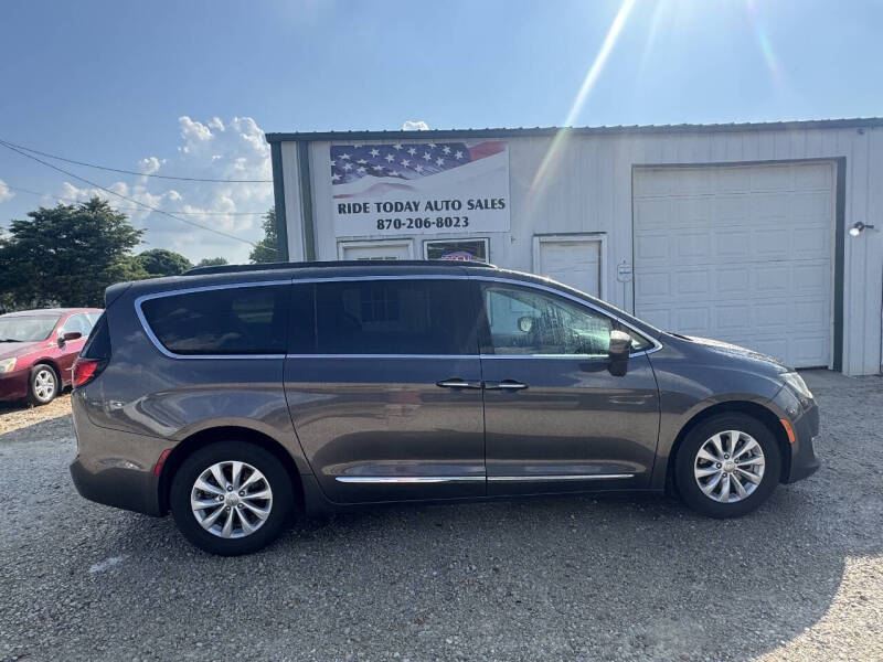 2017 Chrysler Pacifica Touring-L