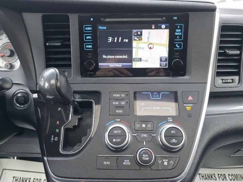 2016 Toyota Sienna SE 8-Passenger