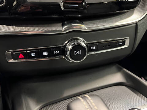 2022 Volvo XC60 B6 R-Design