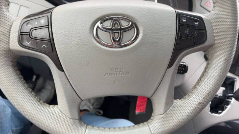 2012 Toyota Sienna SE 8-Passenger