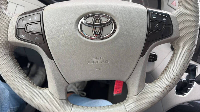 2012 Toyota Sienna SE 8-Passenger