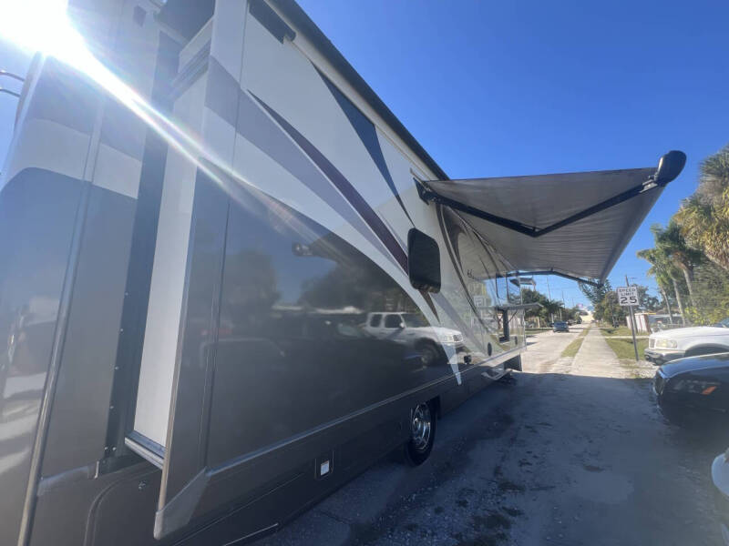 2019 Thor Motor Coach Hurricane