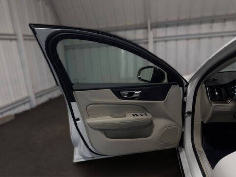 2022 Volvo S60 Recharge T8 R-Design Expression