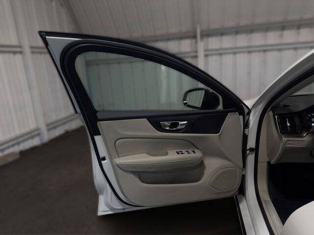 2022 Volvo S60 Recharge T8 R-Design Expression