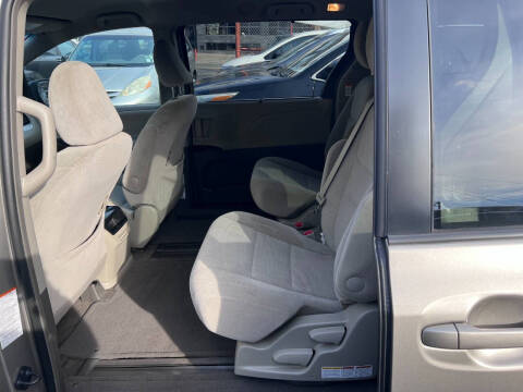 2015 Toyota Sienna LE 8-Passenger