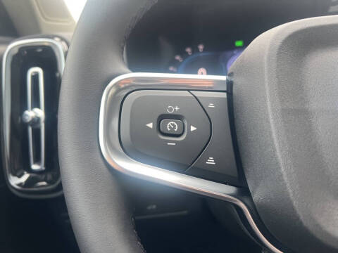 2025 Volvo XC40 B5 Ultra Dark Theme