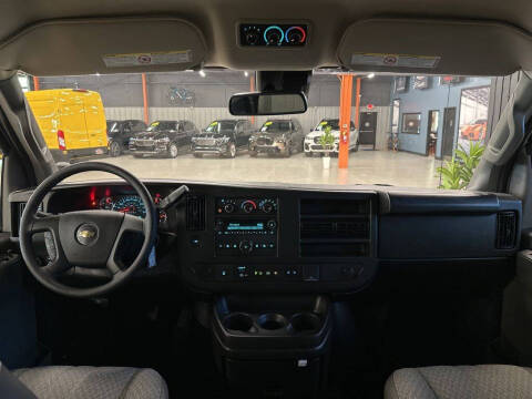 2025 Chevrolet Express LT 3500