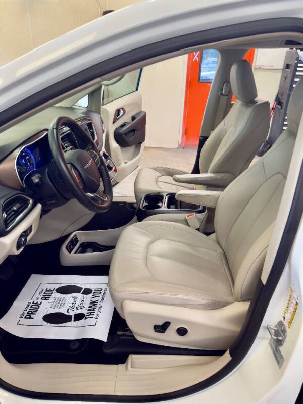 2017 Chrysler Pacifica Touring-L