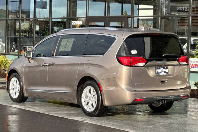 2017 Chrysler Pacifica Touring-L Plus