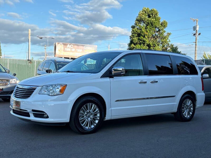 2015 Chrysler Town & Country Touring-L's photo