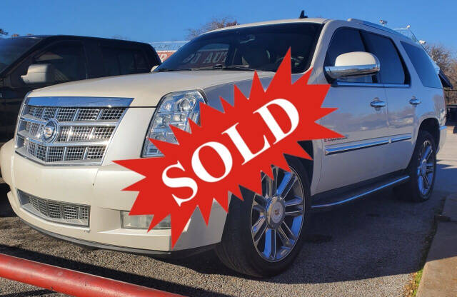 2009 Cadillac Escalade for sale at DURANGO AUTO CENTER LLC in Tulsa, OK