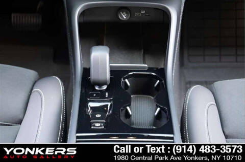 2023 Volvo XC40 B5 Ultimate Dark Theme