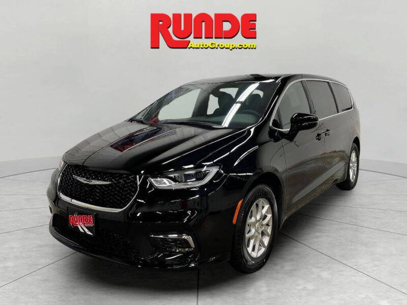 2026 Chrysler Pacifica Select's photo