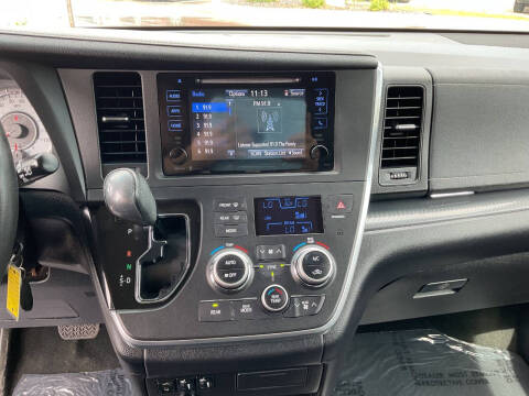 2015 Toyota Sienna SE 8-Passenger