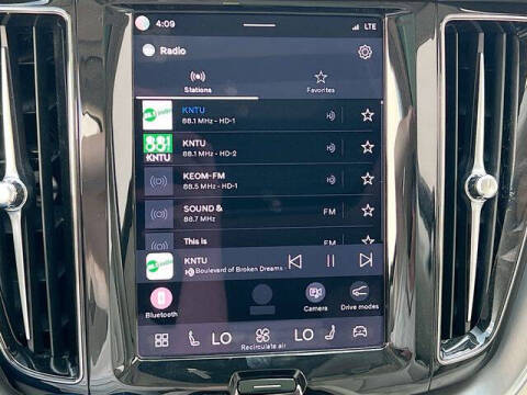 2025 Volvo XC60 B5 Core Dark Theme