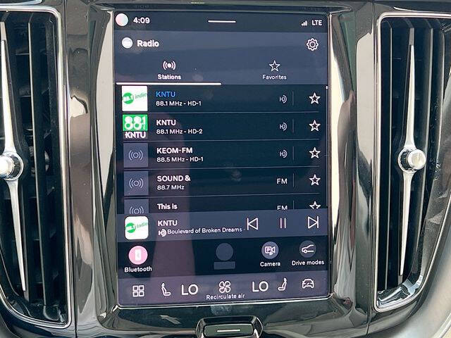 2025 Volvo XC60 B5 Core Dark Theme