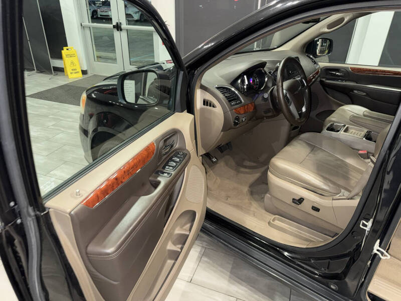 2013 Chrysler Town and Country Touring