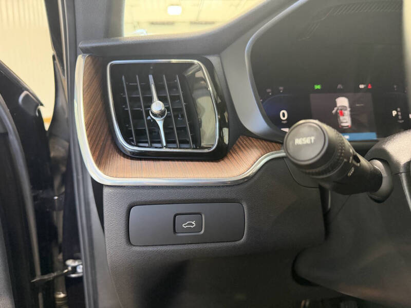 2023 Volvo XC60 B5 Plus Dark Theme