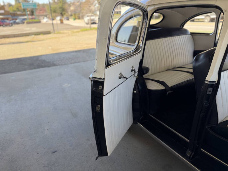 1948 Ford Super Deluxe