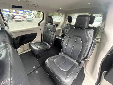 2017 Chrysler Pacifica Touring-L